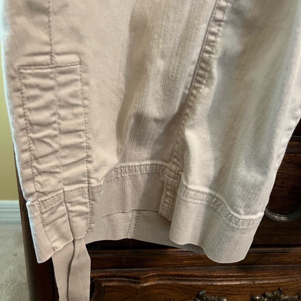 Gloria Vanderbilt Light Tan Capri pants - Picture 4 of 4
